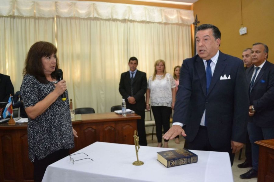 La presidenta, Elva Domínguez, tomó juramento al jefe comunal, José Herrera. La presidenta, Elva Domínguez, tomó juramento al jefe comunal, José Herrera.