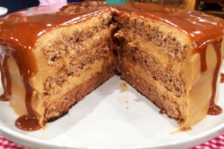 Torta de dulce de leche y nuez cubierta con dulce de leche Torta de dulce de leche y nuez cubierta con dulce de leche