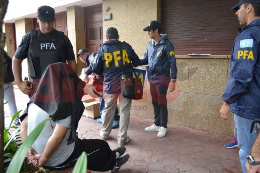 El empleado de la farmacia de Lavalle al 1800 fue detenido sobre calle La Plata. El empleado de la farmacia de Lavalle al 1800 fue detenido sobre calle La Plata.