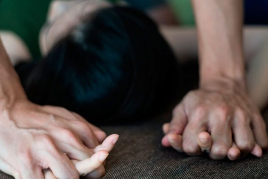 La víctima recibe asistencia médica. La víctima recibe asistencia médica.