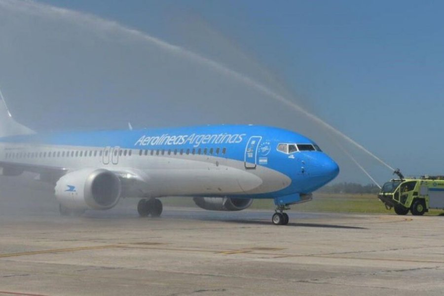 Un Max 8 durante el vuelo inaugural en Mar del Plata. Un Max 8 durante el vuelo inaugural en Mar del Plata.