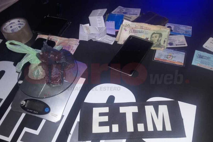 Los tres envoltorios contenían un total de 76 gramos de marihuana. Los tres envoltorios contenían un total de 76 gramos de marihuana.