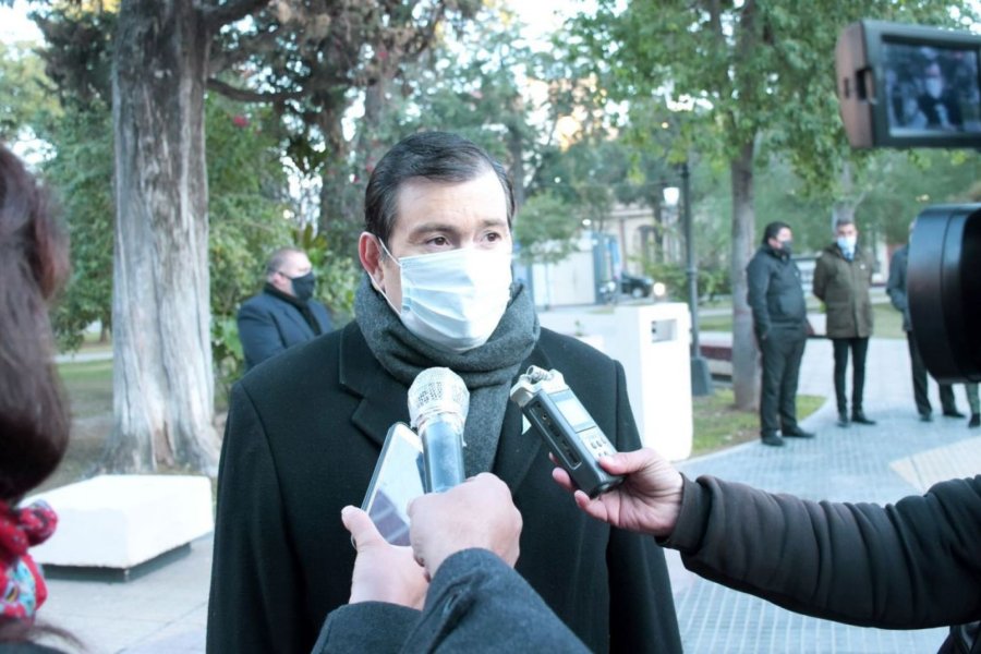 El gobernador de la provincia en declaraciones a la prensa El gobernador de la provincia en declaraciones a la prensa