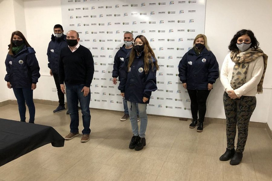 Pabo Mirolo junto a empleados de la Secretaría de Desarrollo humano de La Banda Pabo Mirolo junto a empleados de la Secretaría de Desarrollo humano de La Banda