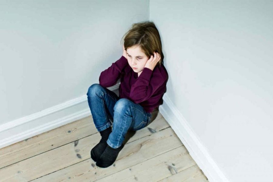 Estos hijos intentan hacer absolutamente todo lo que está a su alcance y mucho más para ganarse el amor de ese padre o esa madre narcisista, pero nada es suficiente. Estos hijos intentan hacer absolutamente todo lo que está a su alcance y mucho más para ganarse el amor de ese padre o esa madre narcisista, pero nada es suficiente.