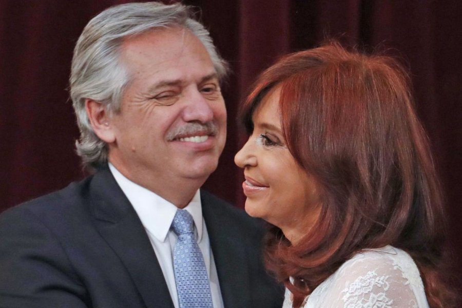 Cristina ya jugó una carta. ¿Alberto tiene alguna para jugar? Cristina ya jugó una carta. ¿Alberto tiene alguna para jugar?