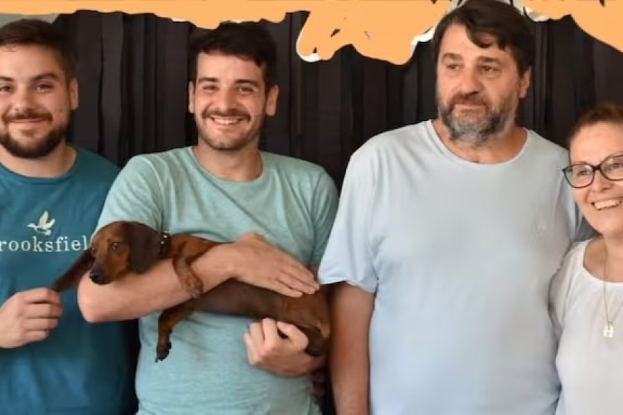 Claudio, con sus hijos y su mascota. Claudio, con sus hijos y su mascota.