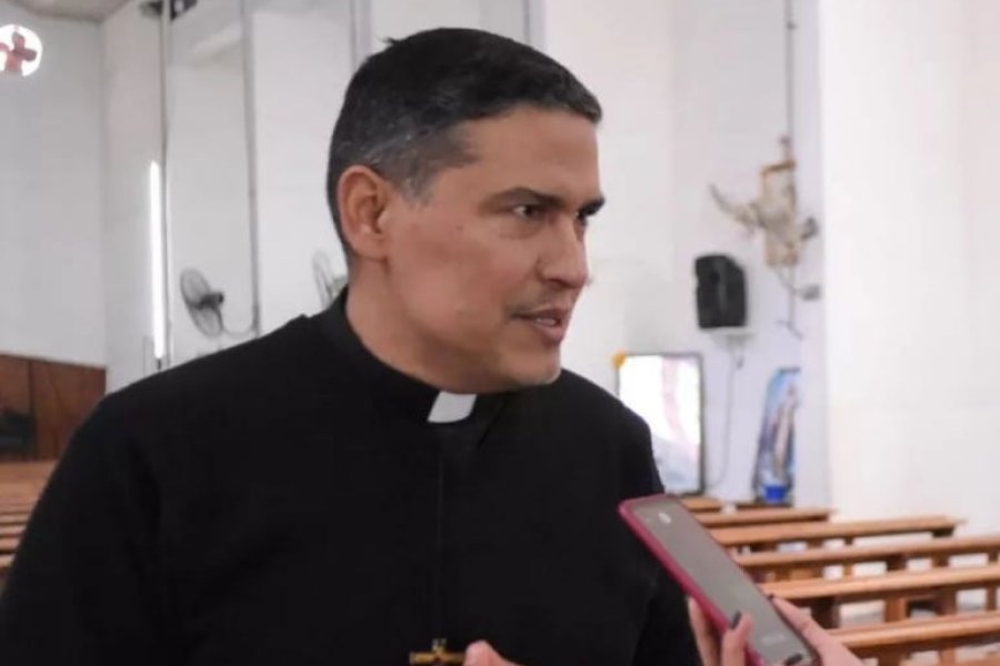 El sacerdote explicó las actividades. El sacerdote explicó las actividades.