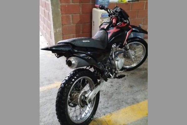 Le robaron la moto a una joven en La Banda y ofrece $ 1 millón de recompensa