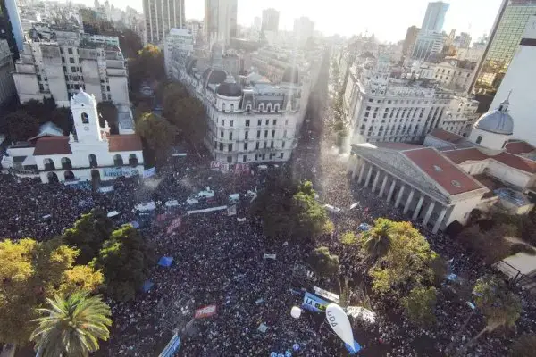 Masiva marcha de universitarios llegó a la Plaza de Mayo