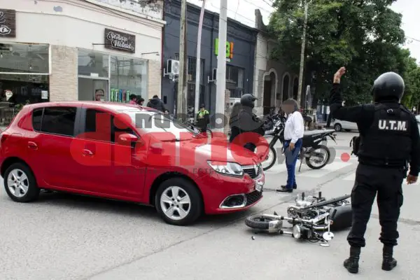 Auto y moto protagonizaron una violenta colisión en pleno Centro