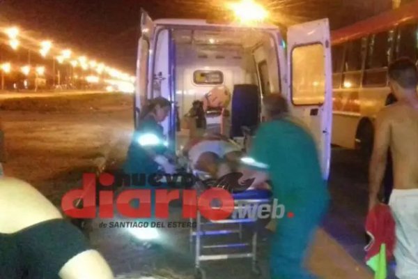 Tras fuerte choque, hospitalizan de urgencia a dos jóvenes motociclistas