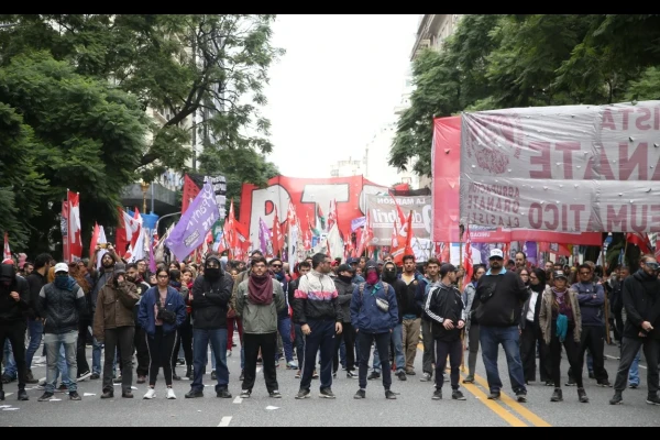 Tensión en el acto de la Izquierda por el Día del Trabajador por el protocolo antipiquetes