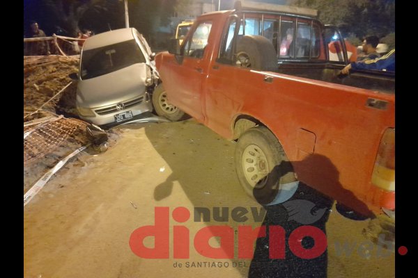 Gran colisión entre una camioneta y un vehículo en el Barrio Los Flores