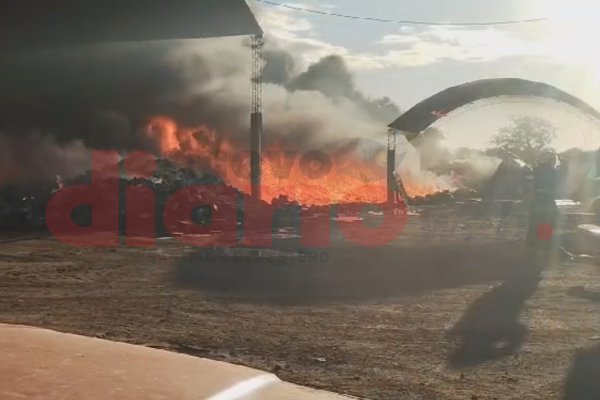 Voraz incendio de fábrica de baterías sobre Ruta 92 [VIDEO]