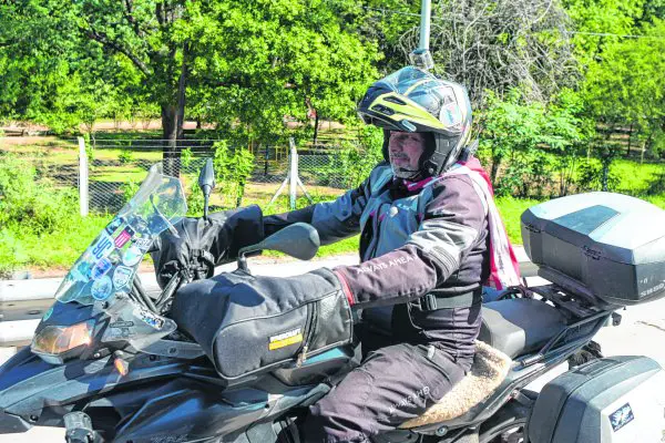 Daniel López, el motociclista hincha de Estudiantes que se “enamoró” de Santiago