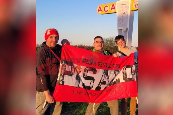 Hinchas de la Peña Sevillista llegaron desde España para alentar a Estudiantes