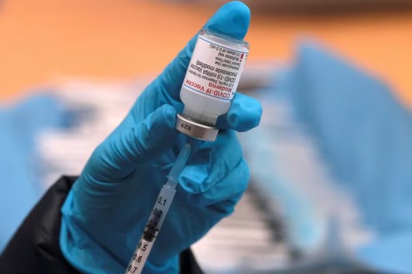 La Comisión Europea detiene la comercialización de la vacuna de AstraZeneca