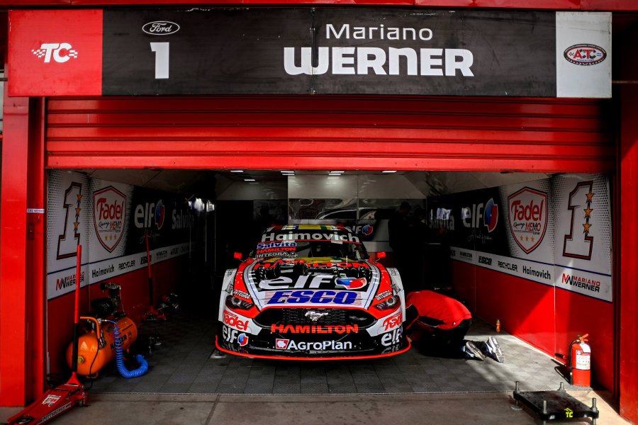 El auto de Mariano Werner, en zona de boxes. El auto de Mariano Werner, en zona de boxes.