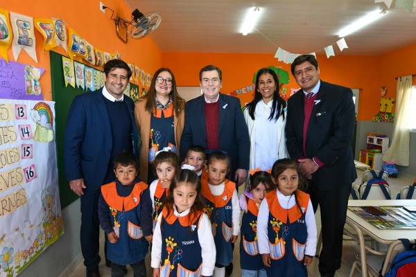 Zamora inauguró un nuevo Jardín de Infantes y entregó 21 viviendas en el Dpto. Quebrachos