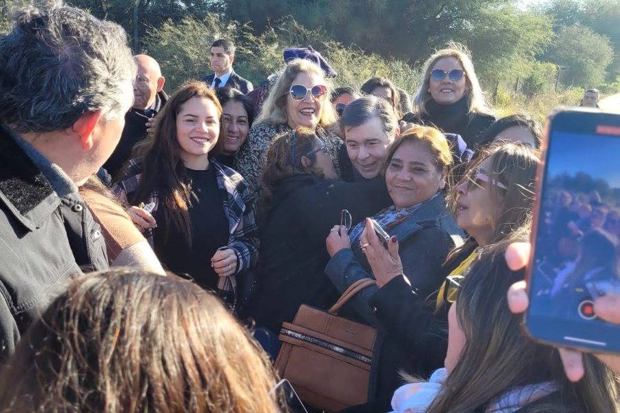 El gobernador fue recibido por una multitud El gobernador fue recibido por una multitud