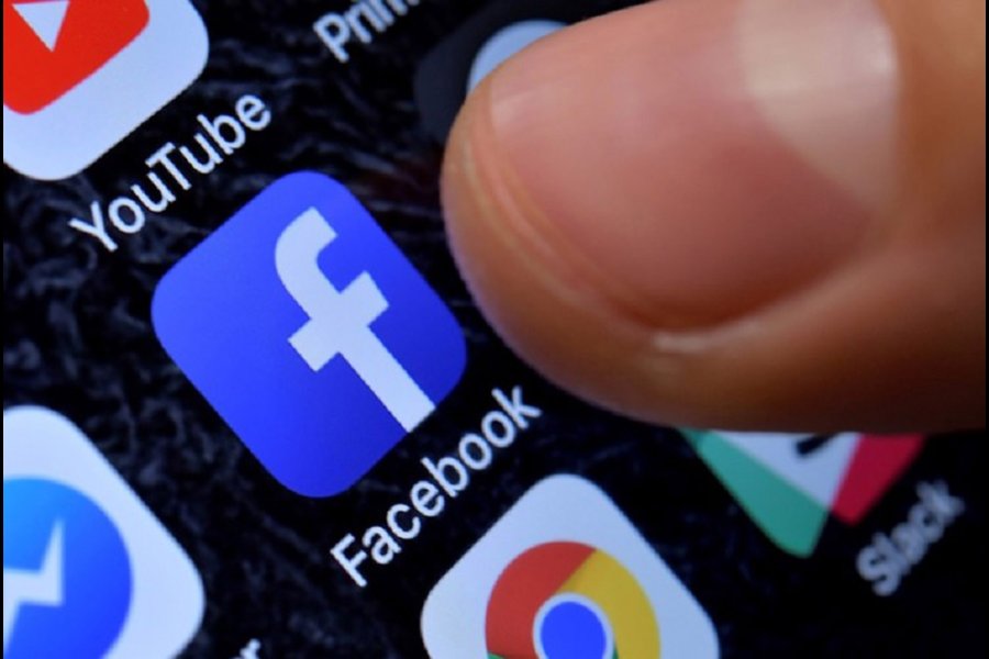 La hostigaría a través de Facebook. La hostigaría a través de Facebook.
