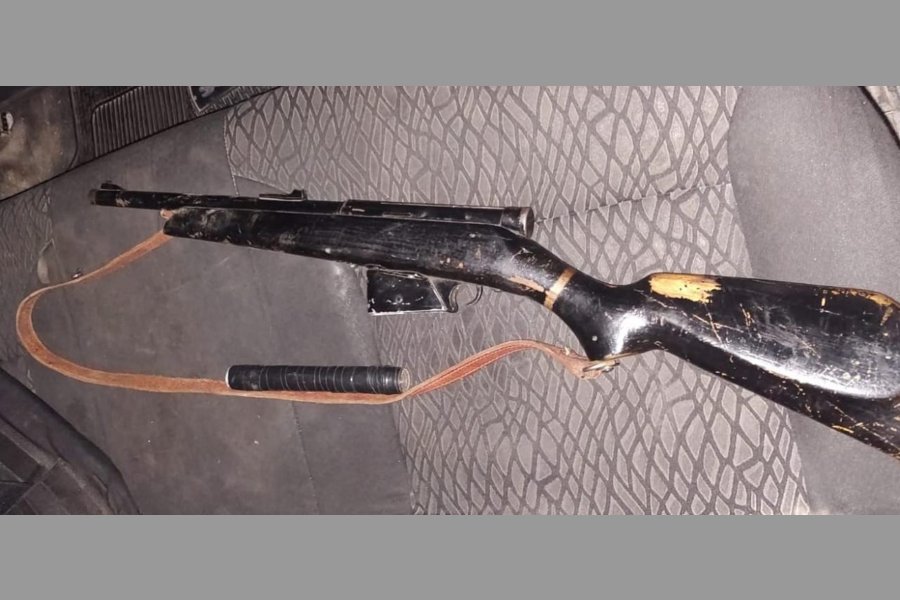 Estaba oculta en el baúl del automóvil. Estaba oculta en el baúl del automóvil.