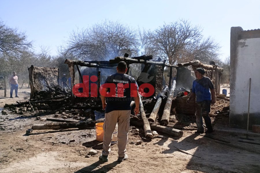 Los Bomberos de la Policía trabajaron en el sitio. Los Bomberos de la Policía trabajaron en el sitio.