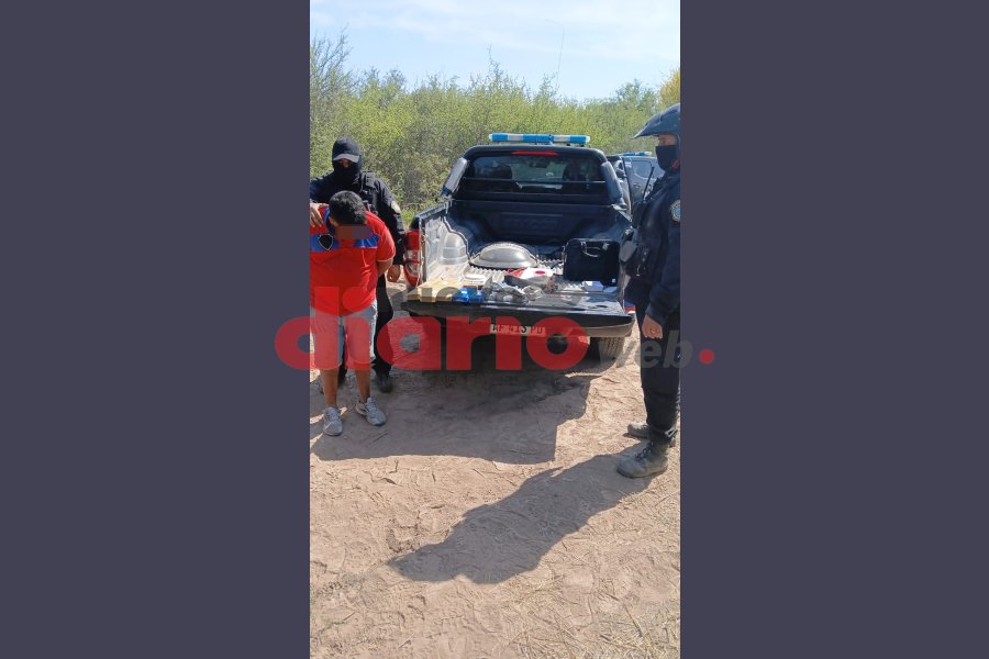El sujeto tenía la droga en una mochila. El sujeto tenía la droga en una mochila.