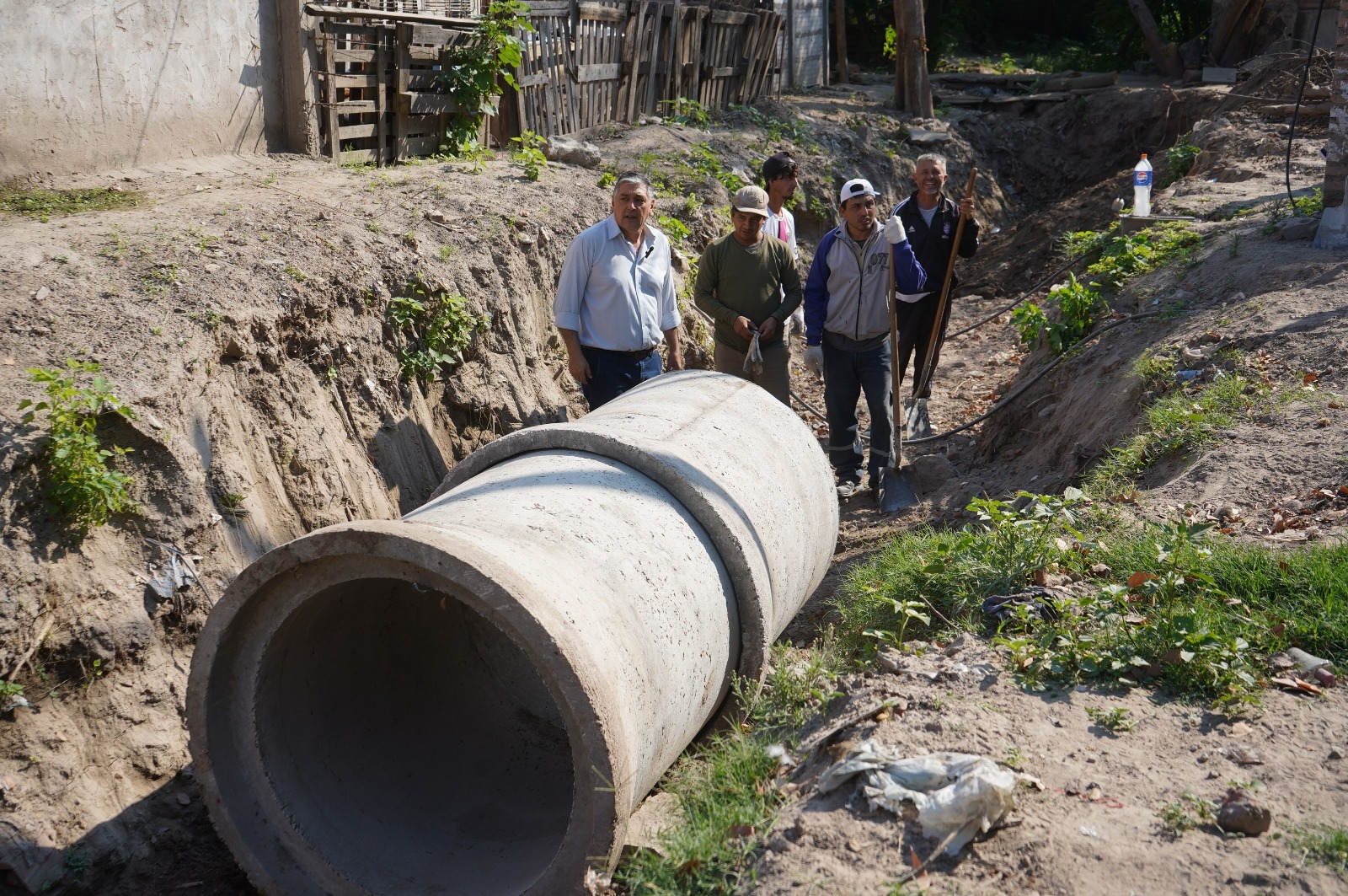 Nediani visitó los avances de la colocación del desagüe pluvial en el B