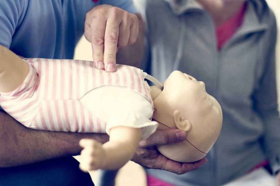 Ilustrativa de como se practica el RCP en bebés. Ilustrativa de como se practica el RCP en bebés.