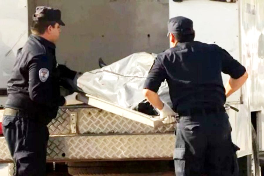 Los bomberos trasladaron el cadáver Los bomberos trasladaron el cadáver