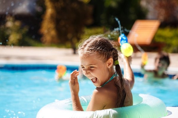 Verano 2025: Consejos para prevenir ahogamientos y problemas de oído en los niños