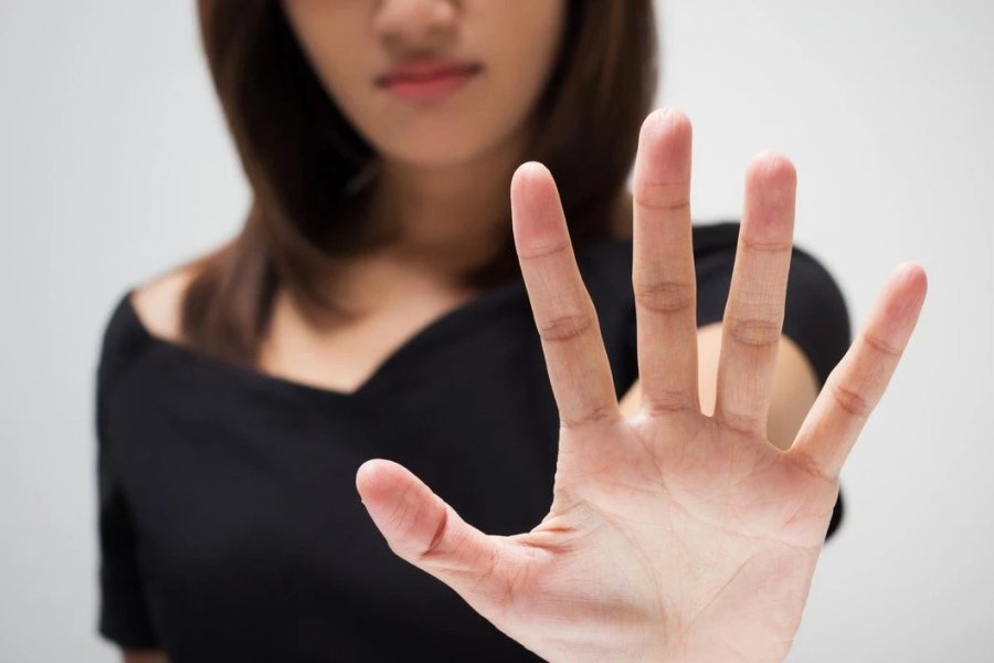 La joven recibe asistencia psicológica. La joven recibe asistencia psicológica.