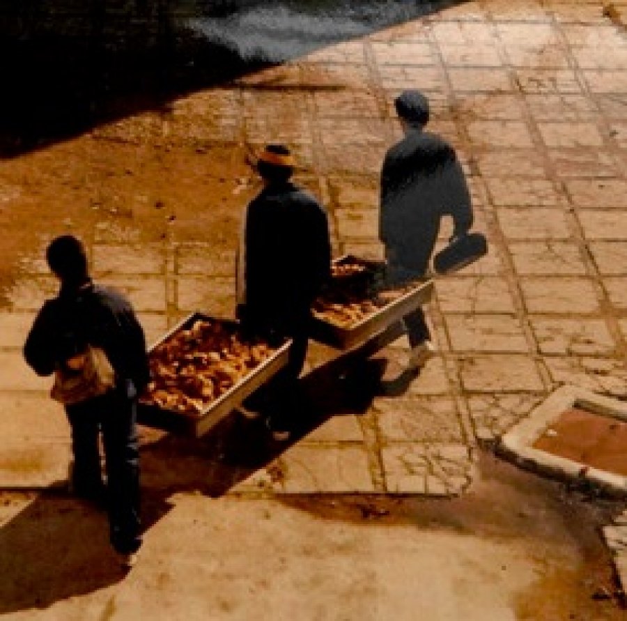 Amotinados transportando restos humanos.