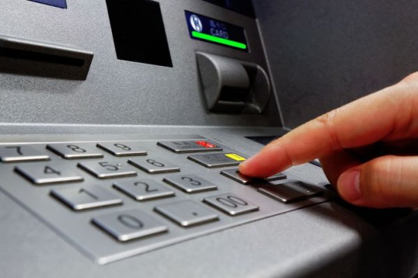 Una joven le robó la tarjeta de crédito al abuelo de la amiga y gastó $250 mil