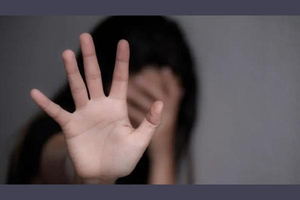 Agredió a su hermana enojado porque le sirvió otra porción de locro a una niña