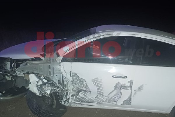 Conductor chocó las ruedas de un camión y destrozó su automóvil