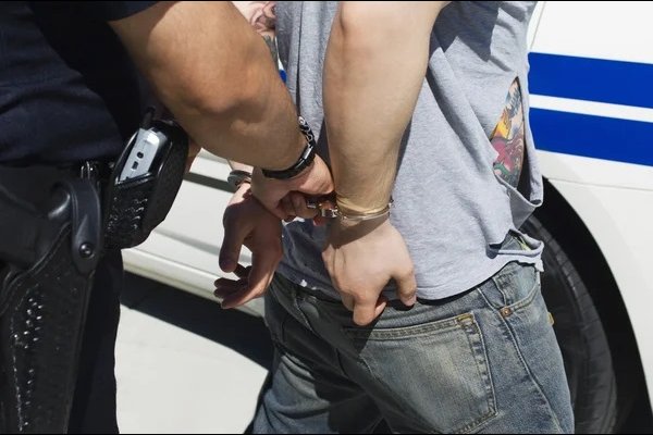 Le fracturó el tabique nasal a su hermana y terminó detenido