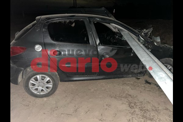 Tras accidente, viven de milagro al terminar con el guardarraíl atravesado