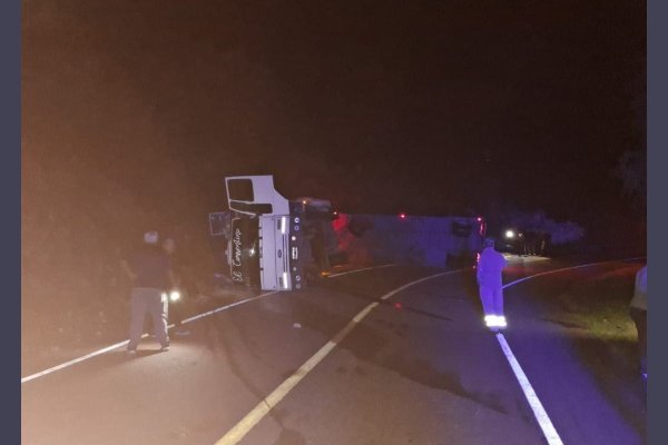 Dos lesionados por el vuelco de un camión con acoplado en Los Cerrillos