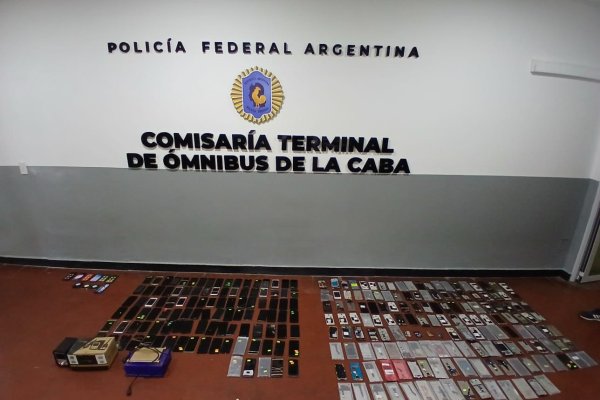 Operativo “Modo Avión”: desarticulan una banda que desbloqueaba y revendía celulares robados en el Barrio 31