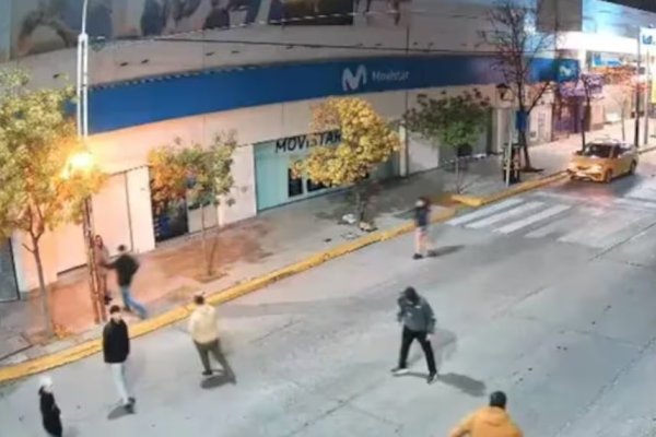 Atacaron a golpes a un chico a la salida de un boliche: pelea por su vida