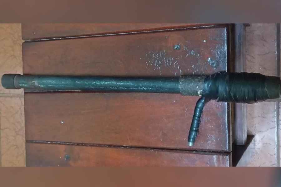 El arma de fuego que descartaron mientras huían.