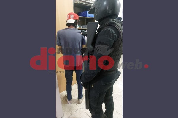 Detienen a un hombre buscado por robo en el barrio Los Flores