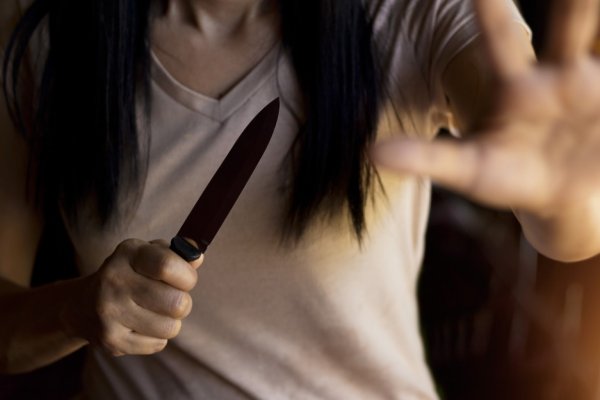 Una mujer discutió con su novio, lo amenazó con un cuchillo y se resistió al arresto