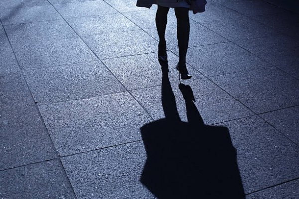 Acusan a una mujer de entrar de noche y matar a su ex mientras dormía