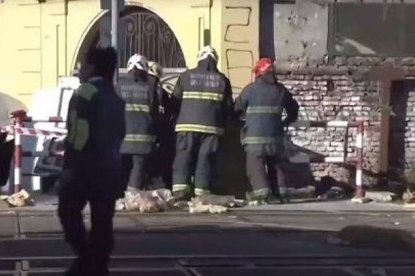 Horror: Una formación del tren arrolló a una camioneta y dejó un muerto