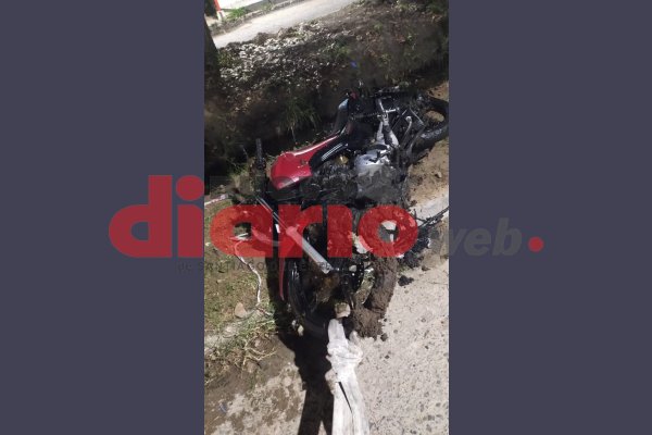 Bomberos rescataron una moto sumergida en acequia de avenida Aguirre
