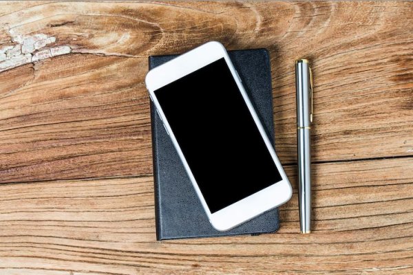 Hurtaron el celular a un joyero del Bº Centro mientras atendía a sus clientes